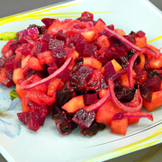 Винегрет с манго и черносливом, с фруктовой заправкой.