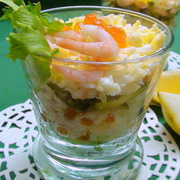 «Праздничный» салат с рисом, икрой и креветками.