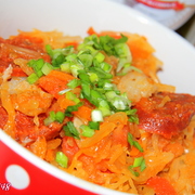 Капуста тушеная с томатами, чоризо ,копченым салом и пивом.