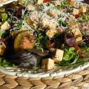 Салат с малиновым джемом и черными помидорами кумато.