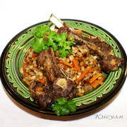 Баранья корейка с гарниром из бобовых и перловки
