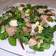 Салат с печенью трески, перепелиными яйцами-пашот и соусом песто