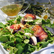 Зеленый салат с жареной в беконе брынзой