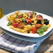 Паста пенне с оливками, чоризо и базиликом