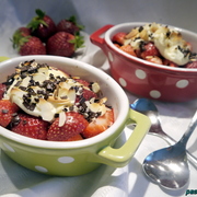 Клубника, запеченная под шапкой творожного сыра