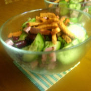 Салат из фасоли с зеленью и ветчиной