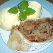 Штрудель с карамелизированными яблоками ,орехами и мороженым