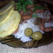 Рис с чипсами и подливой из фасоли