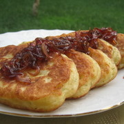 Оладьи с гороховым пюре и луковым конфитюром.