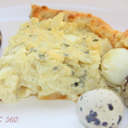 Пирог сырный с цветной капустой и перепелиными яйцами.