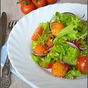 Салат с моцареллой,жареной во фритюре.