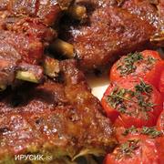Свиные рёбрышки  в пиве с медовыми помидорами.