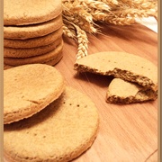 Ржаное соленое печенье, как основа для закусок,  и вариант закуски с баклажанами и сыром