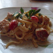 Паста с куриными фрикадельками в томатных сливках