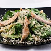 Салат "Цезарь" с соусом песто